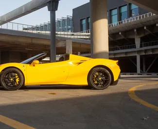 Ferrari F8 Spider 2022 tilgængelig til leje i Dubai, med 250 km/dag kilometertæller grænse.