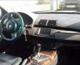 Predný pohľad na prenajaté auto BMW X5 v v Tbilisi, Georgia ✓ Auto č. 8338. ✓ Prevodovka Automatické TM ✓ Hodnotenia 0.