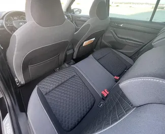 Interior de Skoda Fabia para alquilar en Albania. Un gran coche de 5 plazas con transmisión Automático.