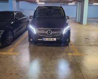 Vista frontal de um aluguel Mercedes-Benz V-Class no aeroporto de Tbilisi, Geórgia ✓ Carro #8389. ✓ Transmissão Automático TM ✓ 0 avaliações.