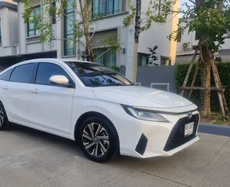 Toyota Yaris Ativ 2023 auton vuokraus Thaimaassa, sisältää ✓ Bensiini polttoaineen ja 92 hevosvoimaa ➤ Alkaen 1200 THB päivässä.