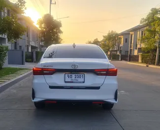 Motor Gasolina de 1,6L de Toyota Yaris Ativ 2023 para alquilar en en el aeropuerto Don Muang de Bangkok.