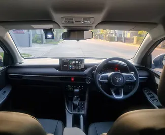 Interiøret til Toyota Yaris Ativ til leie i Thailand. En flott 5-seters bil med Automatisk-gir.