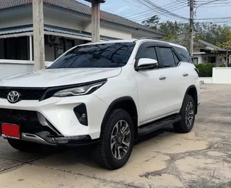 Frontvisning av en leiebil Toyota Fortuner på Phuket lufthavn, Thailand ✓ Bil #8197. ✓ Automatisk TM ✓ 0 anmeldelser.