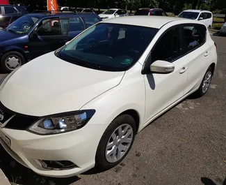 Vista frontal de un Nissan Pulsar de alquiler en Burgas, Bulgaria ✓ Coche n.º 8597. ✓ Automático TM ✓ 0 opiniones.