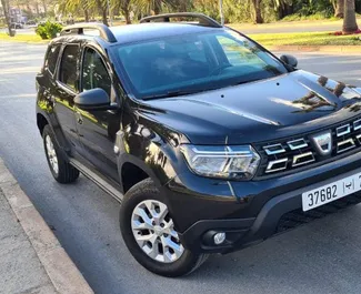 Vista frontal de un Dacia Duster de alquiler en el aeropuerto de Casablanca, Marruecos ✓ Coche n.º 8796. ✓ Automático TM ✓ 0 opiniones.