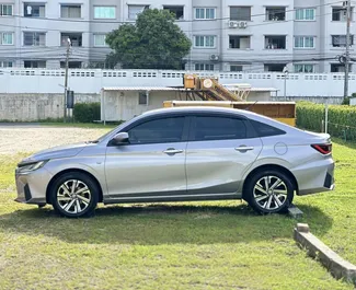 Toyota Yaris Ativ 2022 Első meghajtás rendszerrel, elérhető a Phuketi repülőtéren.