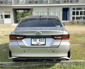 Toyota Yaris Ativ 2022 k dispozici k pronájmu na letišti Phuket, s omezením ujetých kilometrů neomezené.