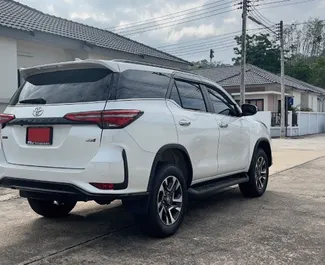 Toyota Fortuner 2024 biludlejning i Thailand, med ✓ Diesel brændstof og 200 hestekræfter ➤ Starter fra 1700 THB pr. dag.