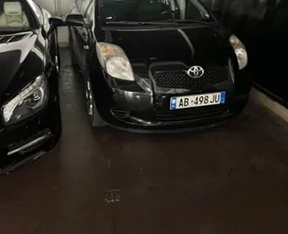 Sprednji pogled najetega avtomobila Toyota Yaris v v Tirani, Albanija ✓ Avtomobil #8626. ✓ Menjalnik Priročnik TM ✓ Mnenja 0.