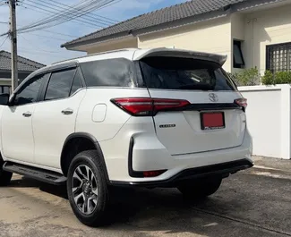 Toyota Fortuner udlejning. Komfort, SUV Bil til udlejning i Thailand ✓ Depositum på 10000 THB ✓ TPL, CDW, SCDW, FDW, Tyveri, Ung, Ingen indbetaling forsikringsmuligheder.