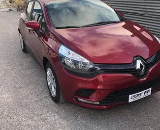 Vista frontal de un Renault Clio 4 de alquiler en el aeropuerto de Casablanca, Marruecos ✓ Coche n.º 8797. ✓ Automático TM ✓ 0 opiniones.