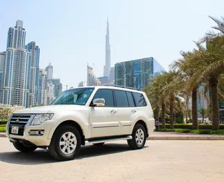 Frontvisning af en udlejnings Mitsubishi Pajero i Dubai, De Forenede Arabiske Emirater ✓ Bil #8733. ✓ Automatisk TM ✓ 0 anmeldelser.