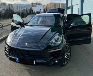 Vista frontal de un Porsche Macan S de alquiler en Tiflis, Georgia ✓ Coche n.º 8891. ✓ Automático TM ✓ 0 opiniones.