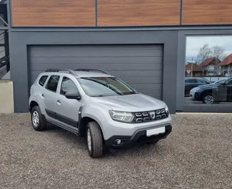 Vista frontal de un Dacia Duster de alquiler en el aeropuerto de Zagreb, Croacia ✓ Coche n.º 8677. ✓ Manual TM ✓ 0 opiniones.