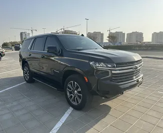 Vista frontal de un Chevrolet Tahoe de alquiler en Dubai, EAU ✓ Coche n.º 8552. ✓ Automático TM ✓ 2 opiniones.