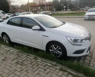 Frontvisning av en leiebil Renault Megane Sedan på Izmir lufthavn, Tyrkia ✓ Bil #8580. ✓ Automatisk TM ✓ 0 anmeldelser.