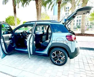 Utleie av Citroen C3 Aircross. Økonomi, Komfort, Crossover bil til leie i De Forente Arabiske Emirater ✓ Depositum på 1500 AED ✓ Forsikringsalternativer: TPL, CDW, SCDW, Passasjerer.