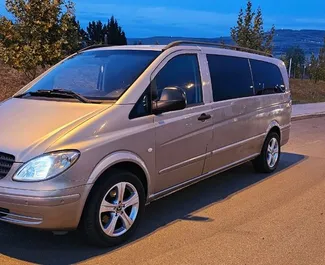 Vista frontal de un Mercedes-Benz Vito Tourer Pro de alquiler en Tiflis, Georgia ✓ Coche n.º 8519. ✓ Automático TM ✓ 1 opiniones.