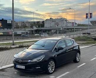 Vista frontal de um aluguel Opel Astra em Belgrado, Sérvia ✓ Carro #8712. ✓ Transmissão Automático TM ✓ 1 avaliações.