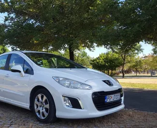 Vista frontal de un Peugeot 308 de alquiler en Podgorica, Montenegro ✓ Coche n.º 8789. ✓ Automático TM ✓ 0 opiniones.