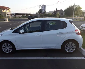 1.4L 엔진이 장착된 포드고리차에서의 Peugeot 208 #8788 자동 차량 대여 ➤ Bojan 몬테네그로에서에서 제공.