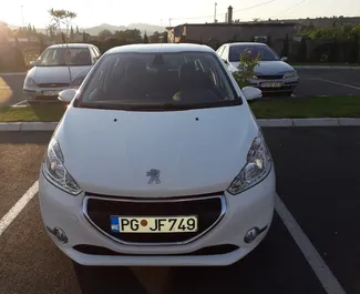 Vista frontal de um aluguel Peugeot 208 em Podgorica, Montenegro ✓ Carro #8788. ✓ Transmissão Automático TM ✓ 0 avaliações.