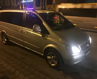 Vista frontal de un Mercedes-Benz Viano de alquiler en Batumi, Georgia ✓ Coche n.º 8573. ✓ Automático TM ✓ 0 opiniones.