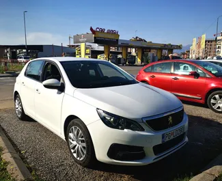 Vista frontal de un Peugeot 308 de alquiler en Podgorica, Montenegro ✓ Coche n.º 8792. ✓ Manual TM ✓ 0 opiniones.