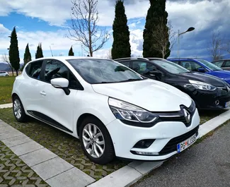 Predný pohľad na prenajaté auto Renault Clio 4 v v Podgorici, Čierna Hora ✓ Auto č. 8787. ✓ Prevodovka Automatické TM ✓ Hodnotenia 0.