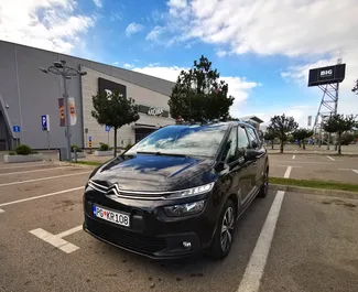 Vista frontal de un Citroen C4 Grand Picasso de alquiler en Podgorica, Montenegro ✓ Coche n.º 8794. ✓ Automático TM ✓ 0 opiniones.