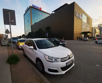 Vista frontal de un Citroen C4 de alquiler en Podgorica, Montenegro ✓ Coche n.º 8793. ✓ Manual TM ✓ 0 opiniones.