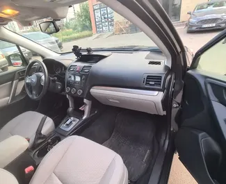 Interior de Subaru Forester para alquilar en Georgia. Un gran coche de 5 plazas con transmisión Automático.