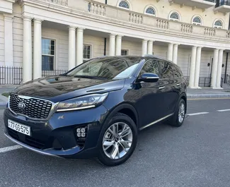 Vista frontal de un Kia Sorento de alquiler en el aeropuerto de Bakú, Azerbaiyán ✓ Coche n.º 8571. ✓ Automático TM ✓ 0 opiniones.