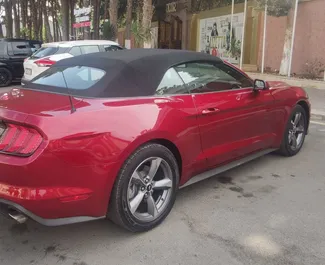 バクー空港にて、アゼルバイジャンにてでのFord Mustang Cabrio #8572 自動カーレンタル、2.3Lエンジン搭載 ➤ 拒否から。