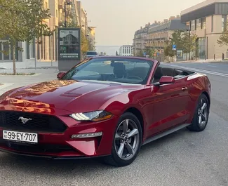 Vista frontal de un Ford Mustang Cabrio de alquiler en el aeropuerto de Bakú, Azerbaiyán ✓ Coche n.º 8572. ✓ Automático TM ✓ 0 opiniones.