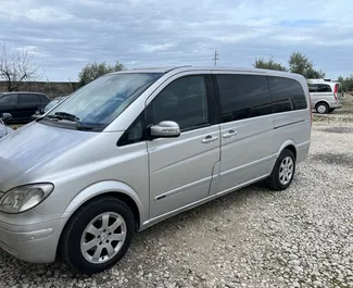 Predný pohľad na prenajaté auto Mercedes-Benz Viano v v meste Durres, Albánsko ✓ Auto č. 8784. ✓ Prevodovka Automatické TM ✓ Hodnotenia 0.