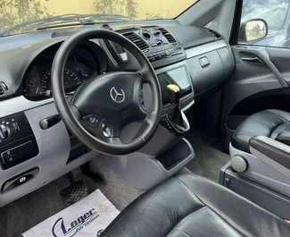 Mercedes-Benz Viano 2008 automašīnas noma Albānijā, iezīmes ✓ Dīzeļdegviela degviela un 151 zirgspēki ➤ Sākot no 50 EUR dienā.