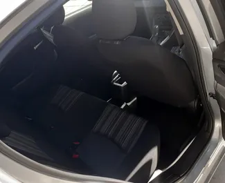 Mazda 2 kiralama için Kıbrıs'ta iç mekanı. Harika bir 5 koltuklu araba, Otomatik şanzıman ile.