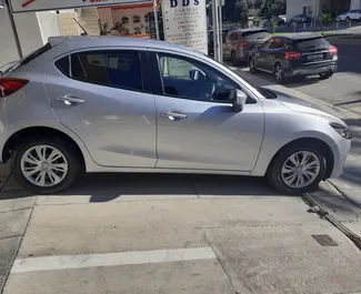 Frontvisning av en leiebil Mazda 2 i Limassol, Kypros ✓ Bil #8872. ✓ Automatisk TM ✓ 0 anmeldelser.