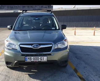 Sprednji pogled najetega avtomobila Subaru Forester v v Tbilisiju, Georgia ✓ Avtomobil #8661. ✓ Menjalnik Samodejno TM ✓ Mnenja 1.