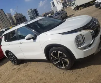 Vista frontal de un Mitsubishi Outlander de alquiler en Dubai, EAU ✓ Coche n.º 8732. ✓ Automático TM ✓ 0 opiniones.