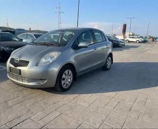 Framvy av en hyrbil Toyota Yaris i Tirana, Albanien ✓ Bil #8683. ✓ Växellåda Manual TM ✓ 3 recensioner.