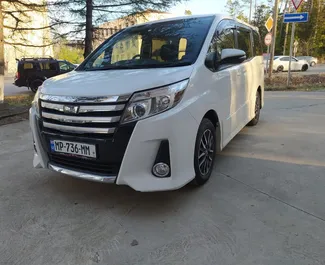 Vista frontal de un Toyota Noah de alquiler en el aeropuerto de Kutaisi, Georgia ✓ Coche n.º 8929. ✓ Automático TM ✓ 1 opiniones.