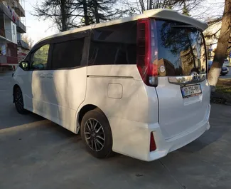 Toyota Noah 2020 con sistema de Tracción delantera, disponible en el aeropuerto de Kutaisi.