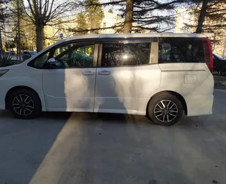 Motor Gasolina de 2,0L de Toyota Noah 2020 para alquilar en en el aeropuerto de Kutaisi.