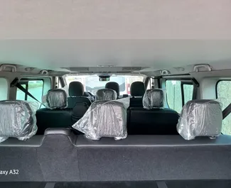 イズミル空港にて、トルコにてにてでのRenault Trafic #8583 自動カーレンタル、1.9Lエンジン搭載 ➤ イブラヒムから。