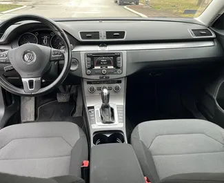 Volkswagen Passat 2015 automobilio nuoma Serbijoje, savybės ✓ Dyzelinas degalai ir 140 arklio galios ➤ Nuo 40 EUR per dieną.