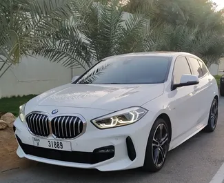 Frontvisning af en udlejnings BMW 120i i Dubai, De Forenede Arabiske Emirater ✓ Bil #8558. ✓ Automatisk TM ✓ 0 anmeldelser.