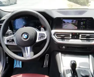 BMW 420i Cabrio 2023 galimas nuomai Dubajuje, su 250 km/dieną kilometrų apribojimu.